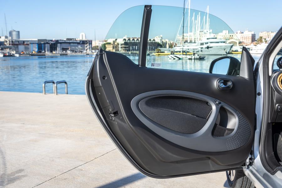 Детали интерьера Smart EQ ForTwo Prime Coupe (C453) 2020 года  (WW) (фото 17 из 28)